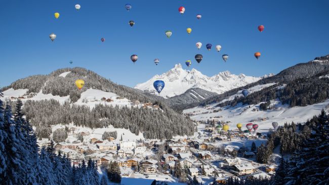 Filzmoos zweven boven een winterwonderland.